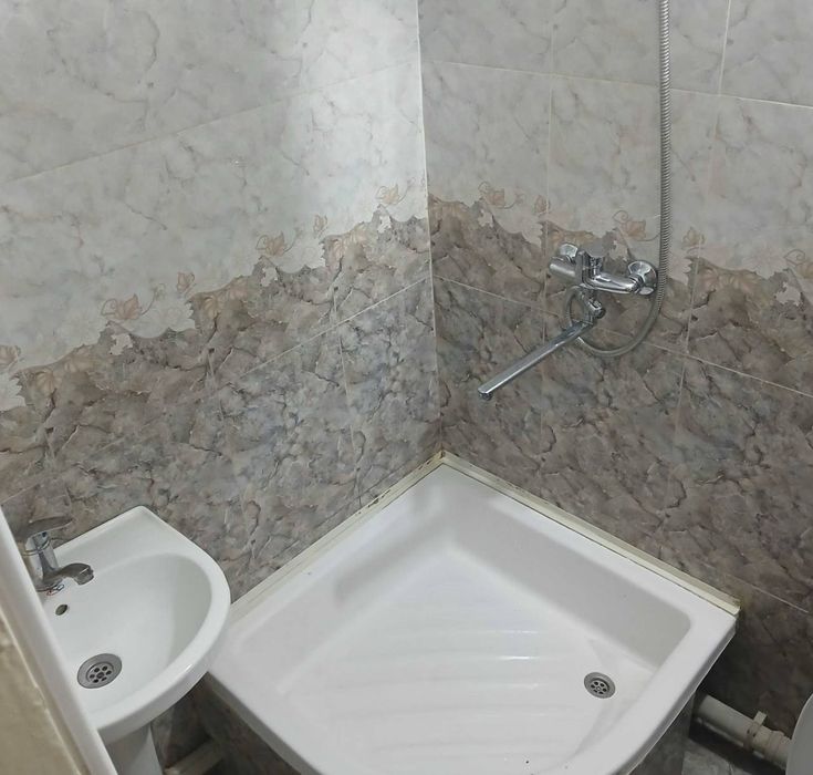 Чиланзар 6 квартал 1 комнатная срочно кирпич не торец  балкон 1×3