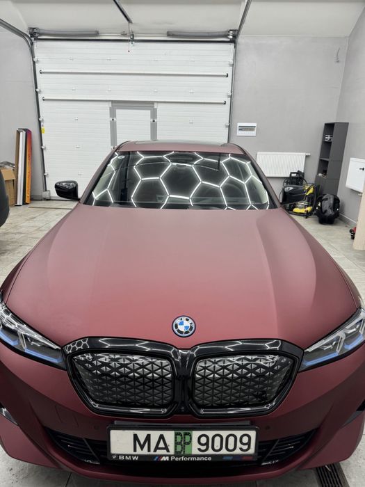 Avtomobil rangini o'zgartirish uchun rangli plyo'nka