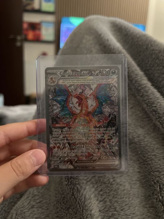 Vand carte pokemon (Charizard ex 223), nu se vede atat de bine in poza aceasta,daca vreti poze in plus unu scrieti
