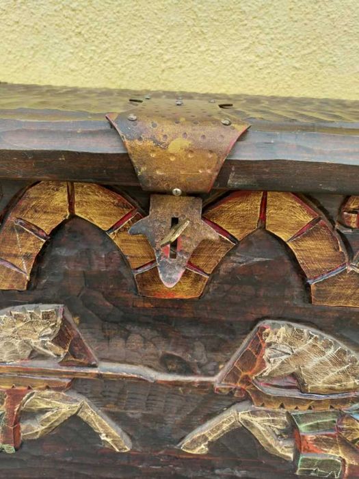 Cufar din lemn sculptat vintage