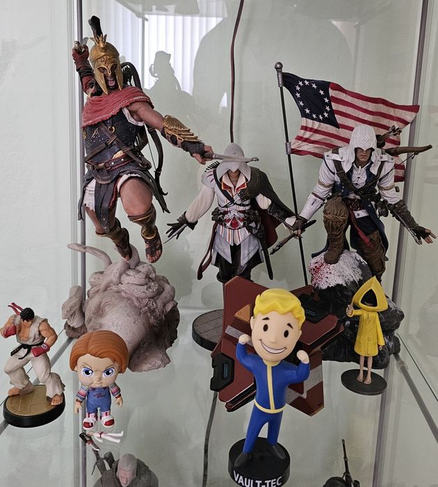 Продавам колекционерски фигури.