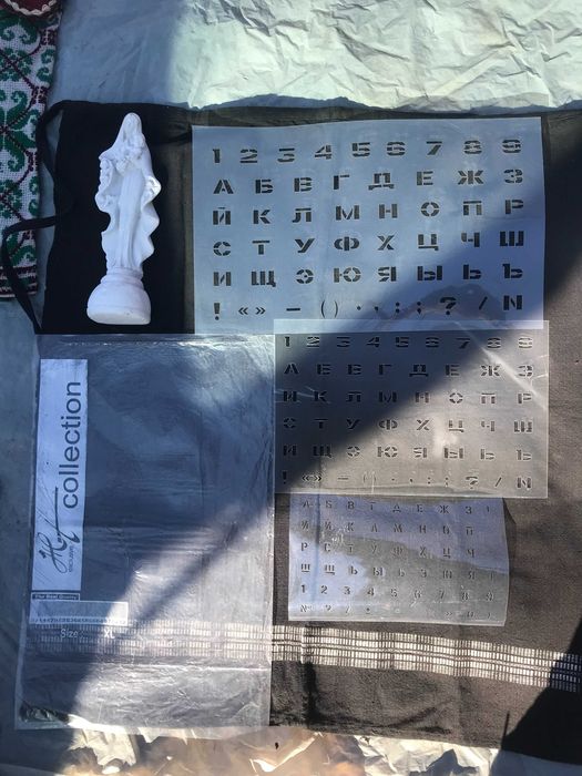 Комплект печатни букви и цифри и "Света Богородица" статуетка гипсова