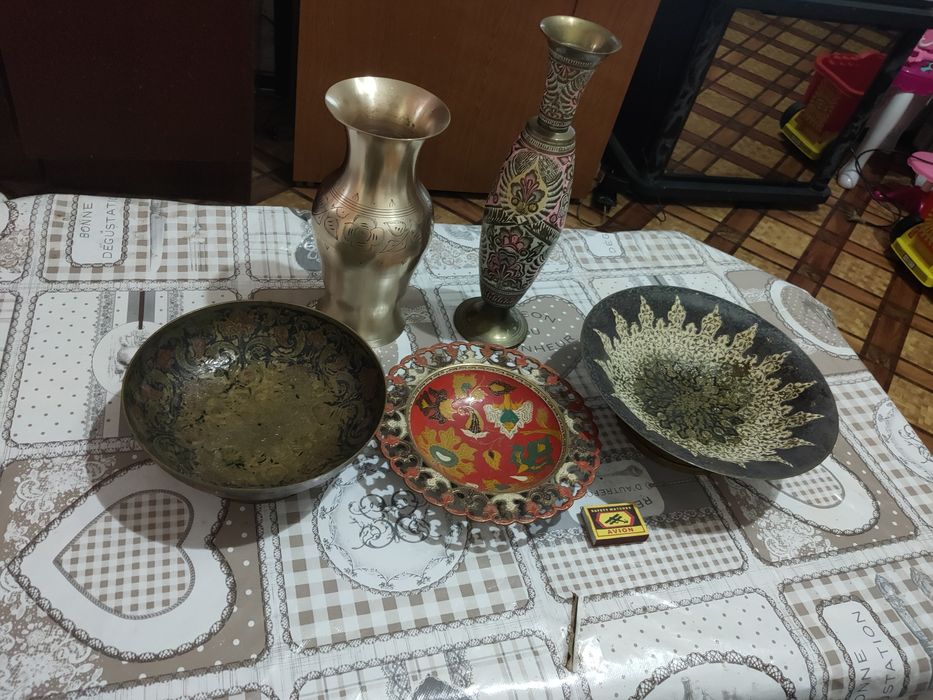 Индийские вазы и чаши, подсвечники