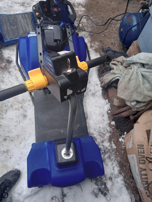 Vind două cărucioare electrice Sterling pentru persoane dizabilități