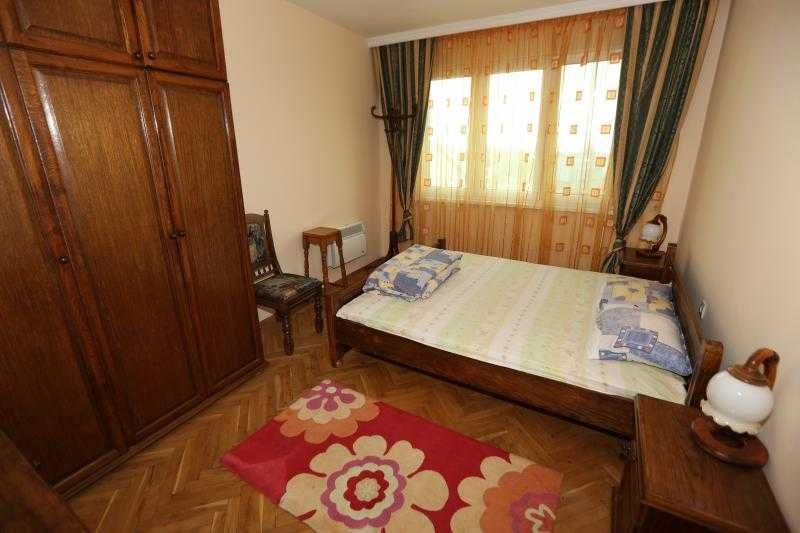 С ПАРКОМЯСТО! Многостаeн апартамент в Центъра