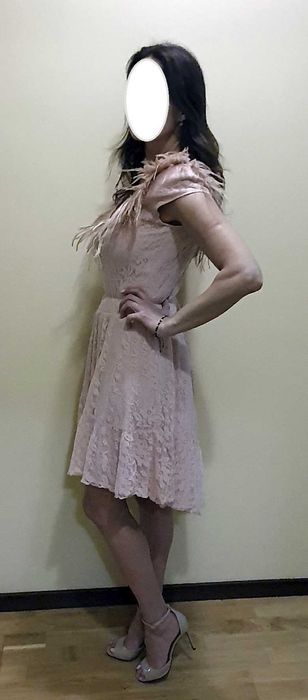 Rochie dantela cu pene de strut