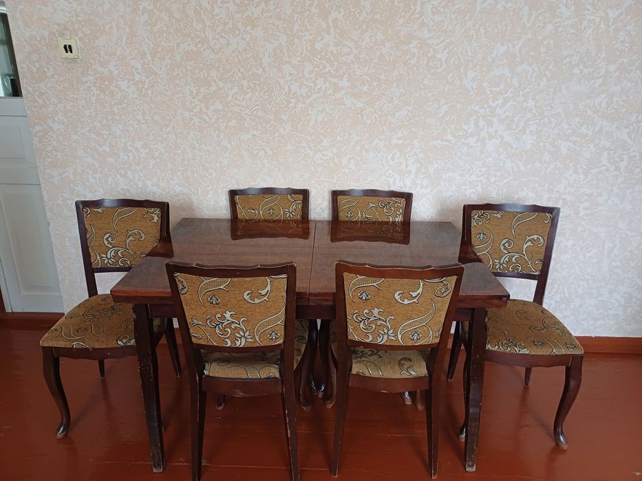 Стол со стульями