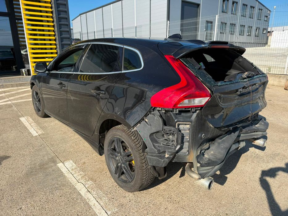 Dezmembrez Volvo v40 facelift Negru 2016 2.0 d D4204T8 volan stanga