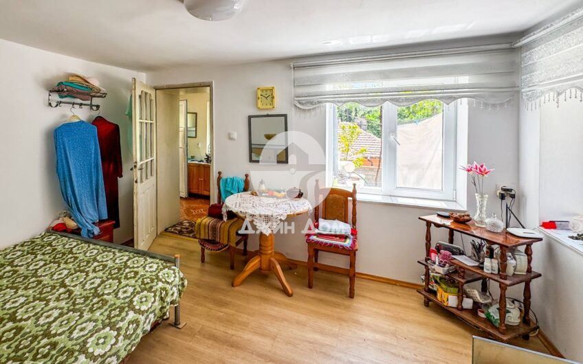 Двуетажна къща с двор в гр. Средец