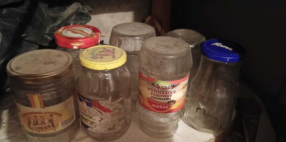 Стъклени бутилки и буркани от бебешки храни