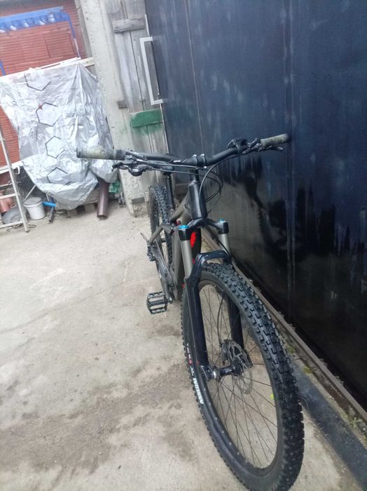 Добре поддържано електрическо колело, подобрено части, готово за каране