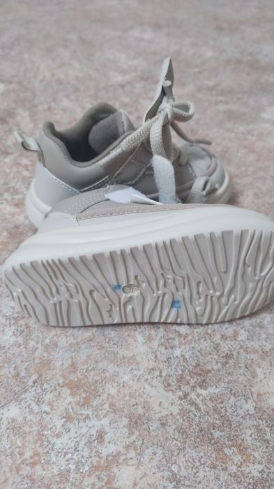 Продам детские кроссовки