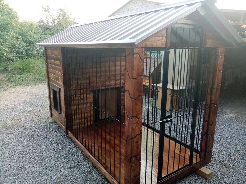 Вольер с будкой для собаки.