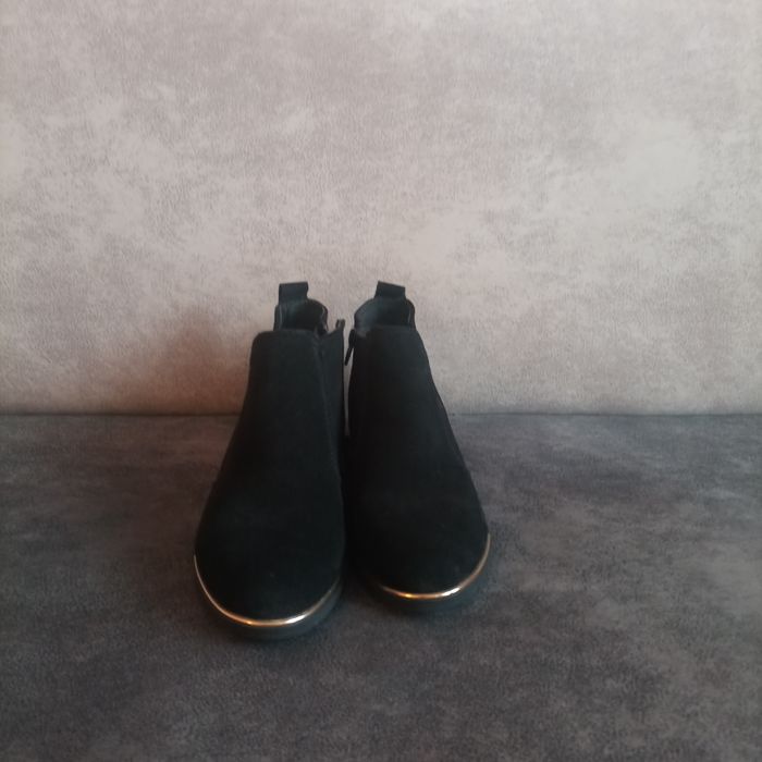 Дамски велурени боти.