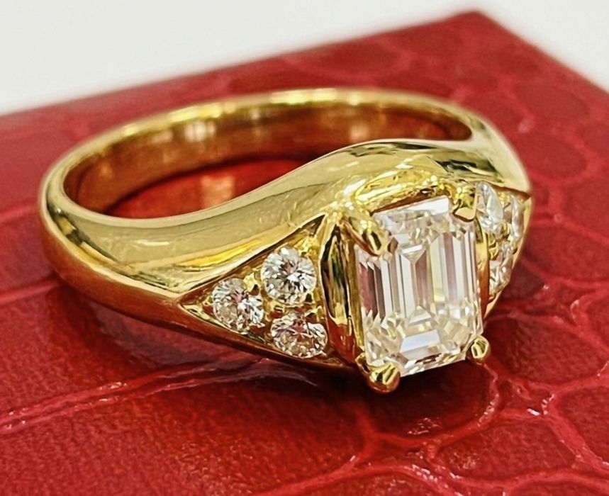Златен пръстен с натурален диамант форма (Emerald)