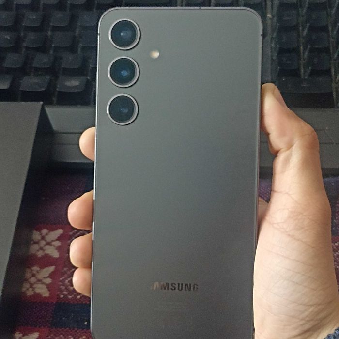 Продавам Samsung Galxaxy S24+ 256 12 RAM с лек дефект !