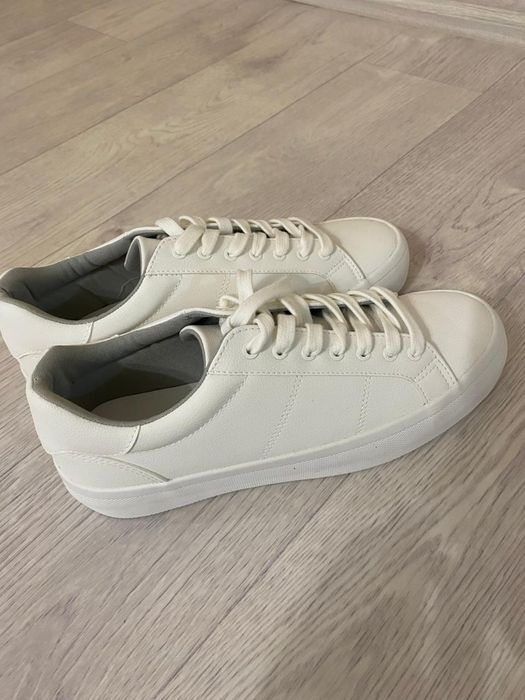 Продам белые кеды .