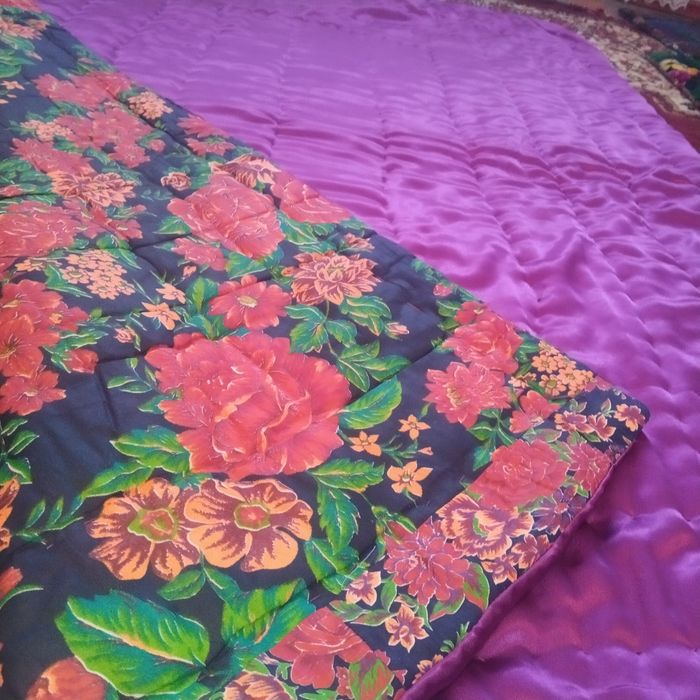 Қолдан көктеп тігілген көрпелер сатылады