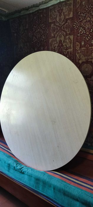 Продаю круглый стол