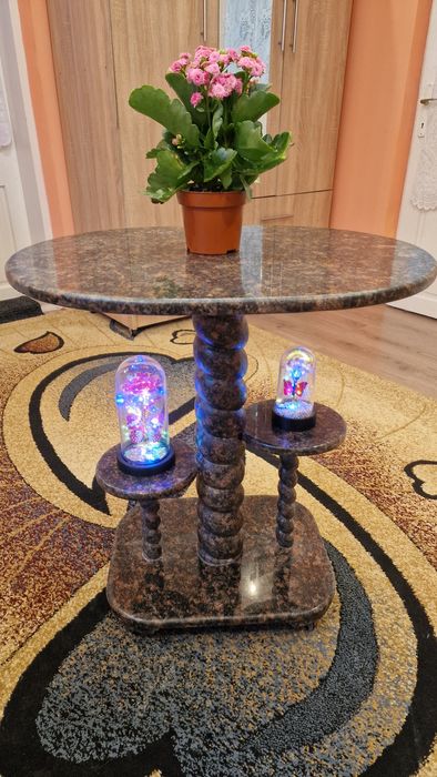 Măsuță din granit