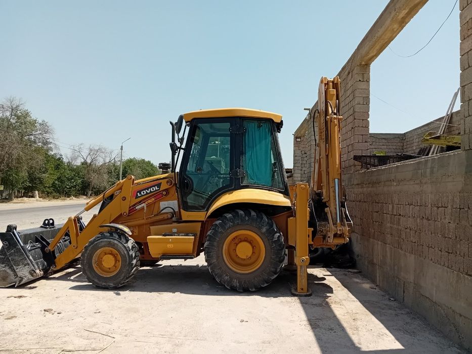 Ekskavator sotiladi. Holati yaxshi