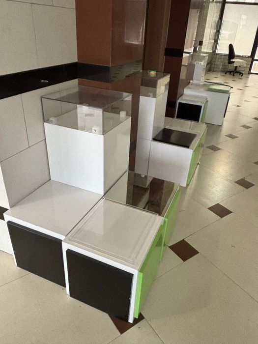 Модулни магазинерски кубове рафтове етажерки бели със стъкло светещи