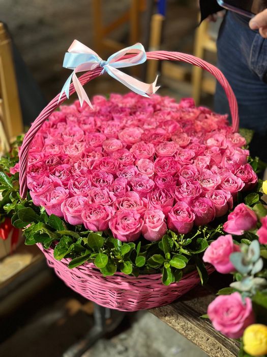 Buket gullar atirgul bables pioniy roza karobkali