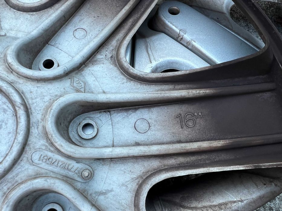 Продавам 3бр. ОРИГИНАЛНИ тасове/тас 16ки за Рено/Renault!