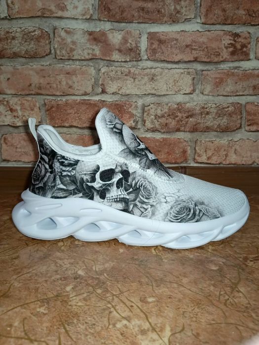 Стильные кроссовки