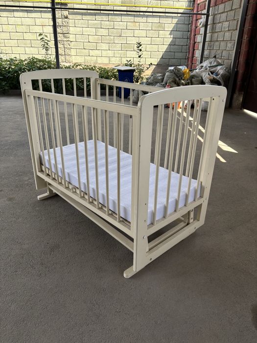 Манежка для ребенка и стул