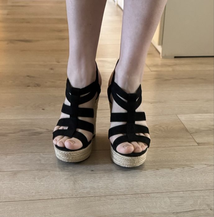 Босоножки на танкетке