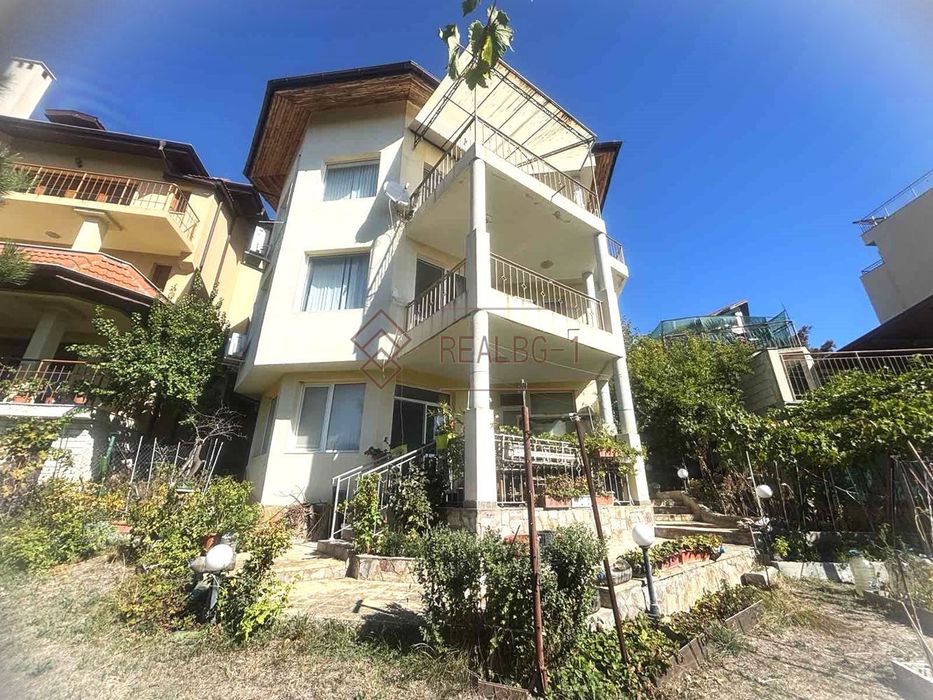 Продава се просторна триетажна къща с морска панорама и поддържана гр