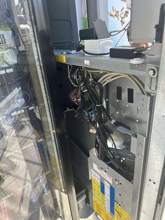 Вендинг автомат пакетирани стоки и напитки СПЕШНО