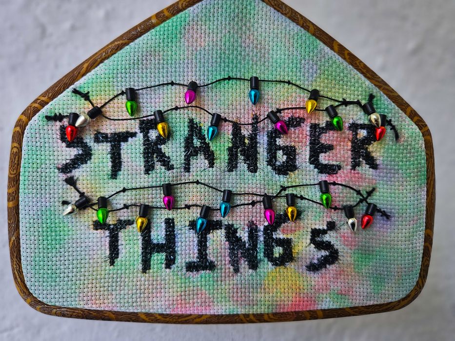 Decorațiune perete brodată Stranger Things