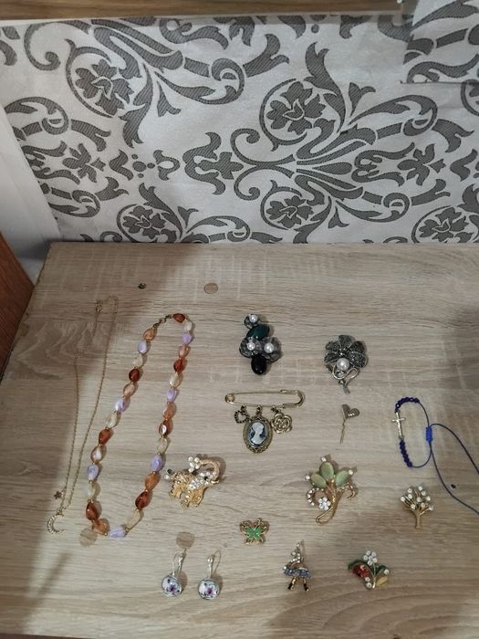 Broșe de dama in stare buna