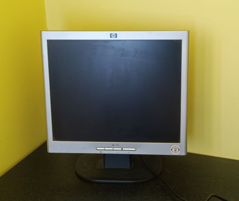 3 бр. Монитори за компютър LG, ASER, HP