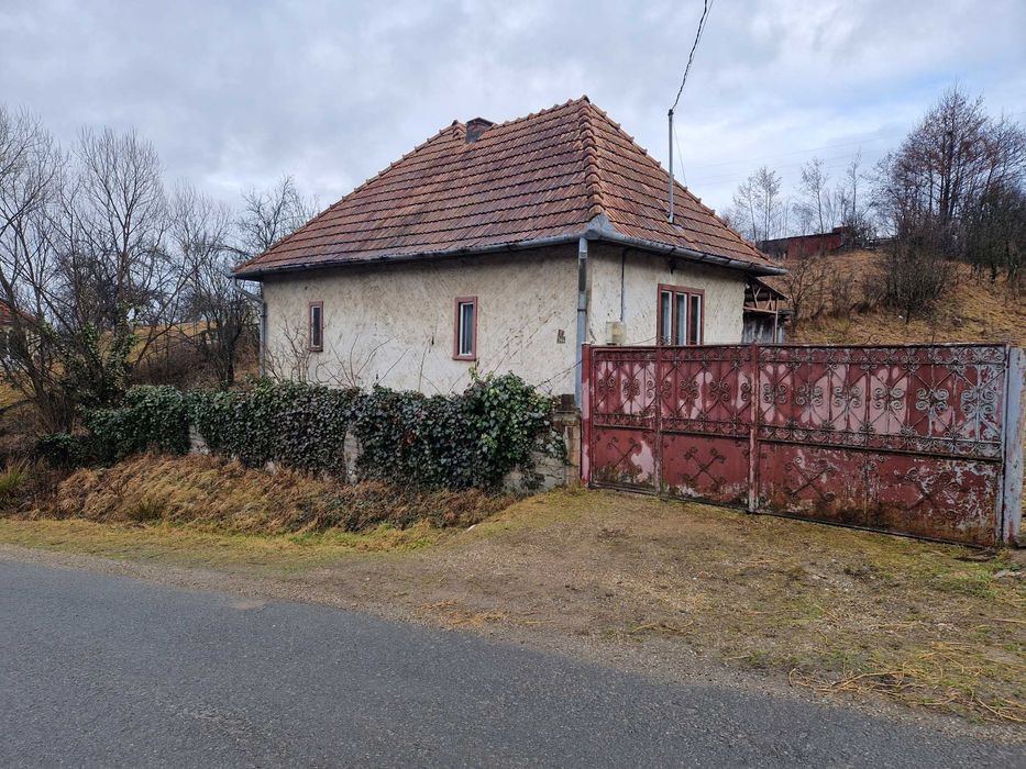 Vind casa sau terenuri in  Cacova Ierii