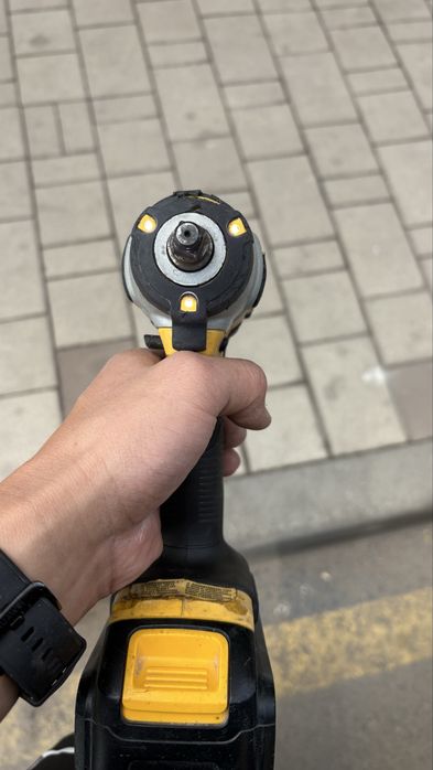 Гайкаверт dewalt девольт dcf880
