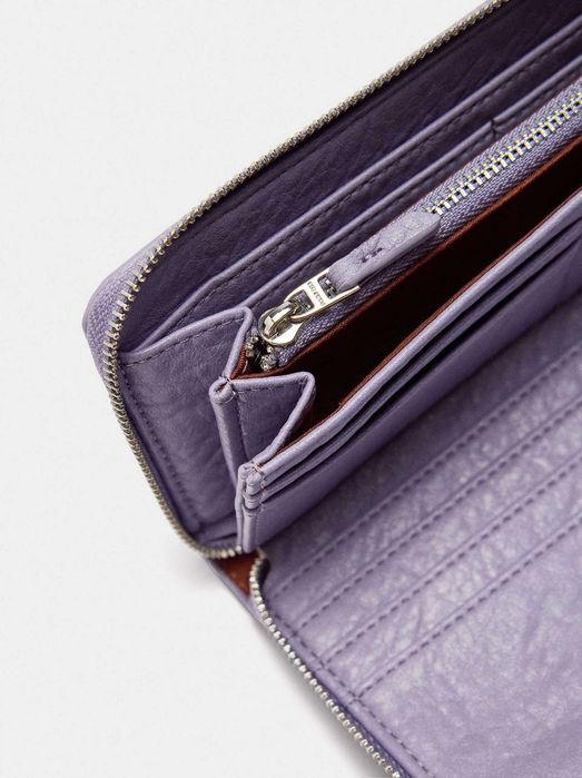 Дамски портфейли Parfois и козметични чантичка.