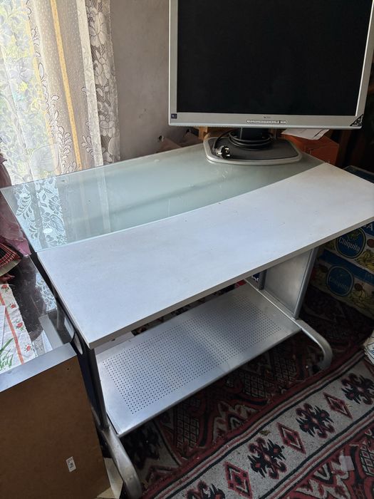 Метално бюро за компютър