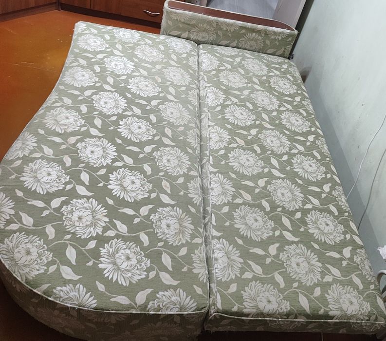 Кровать диван в отличном состоянии. Покупала в Престиже.