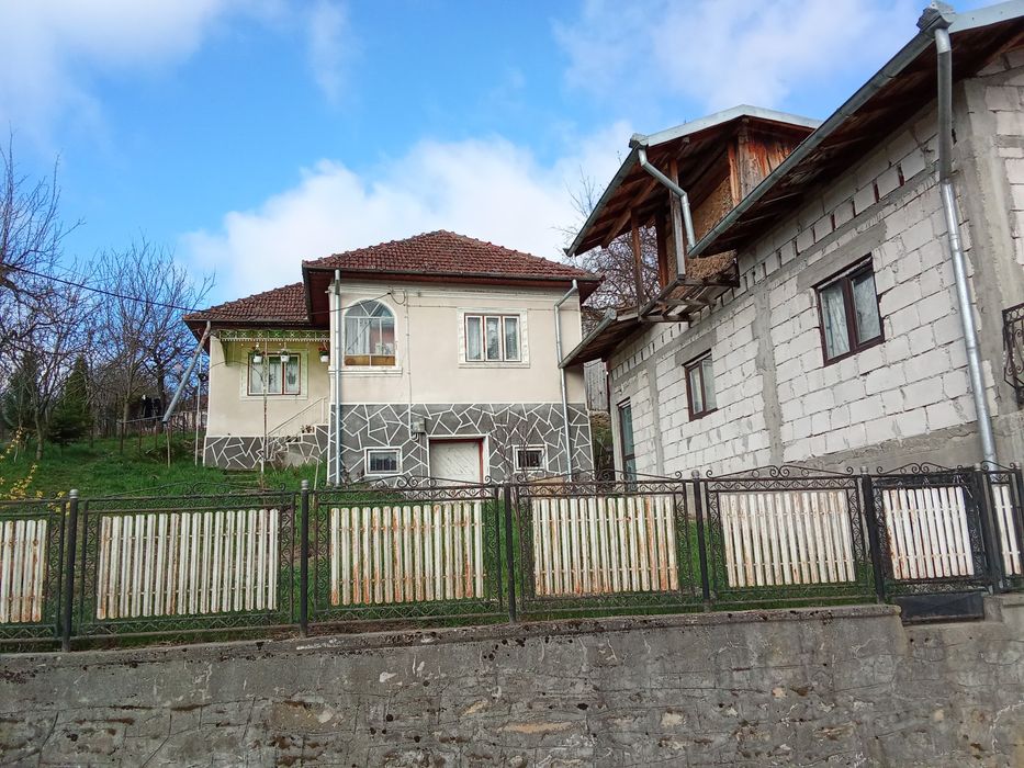Proprietate 870 mp cu 2 case si utilitāti