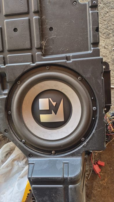 Subwoofer Mitsubishi Pajero 2008