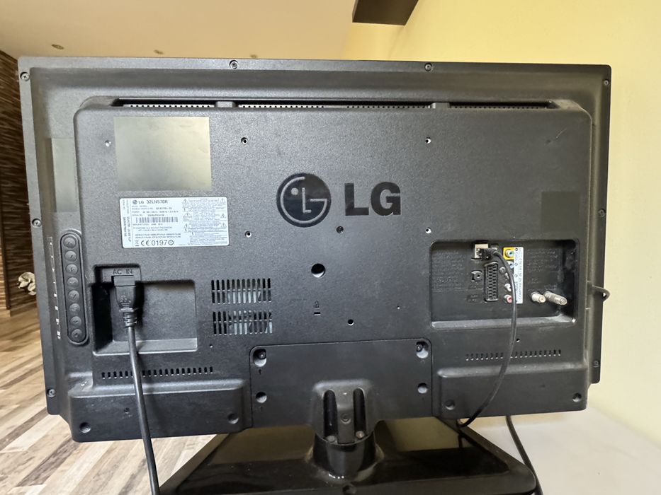 32-инчов LED LG Smart TV 32LN570R с HD Ready резолюция - Като Нов