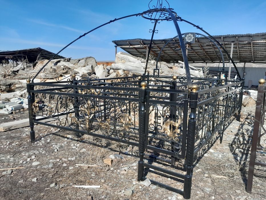 Оградки и памятники