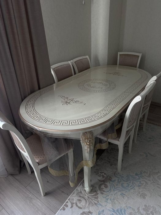 Выдвижной стол со стульями