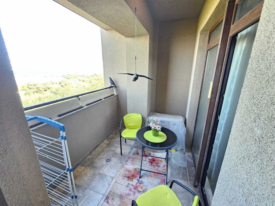 Просторен двустаен апартамент с гледка море, Първа линия