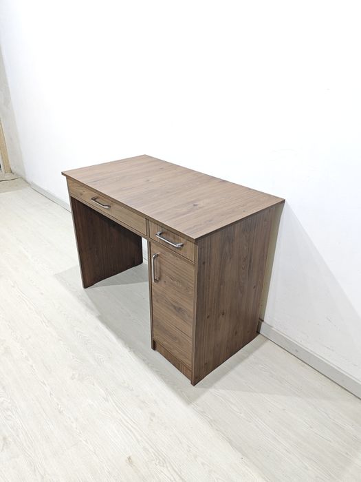 Письменный стол.