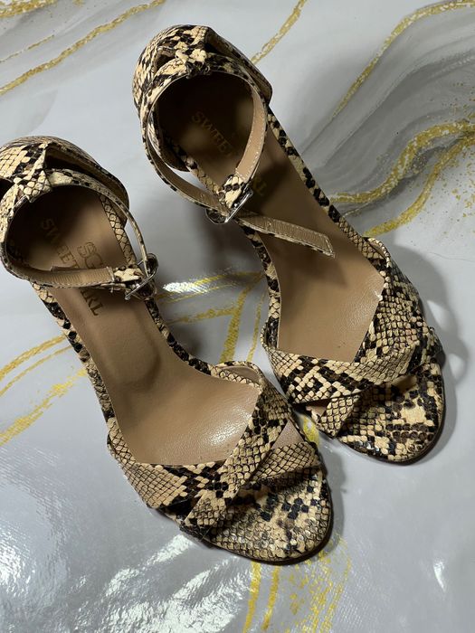 Босоножки под змеиную кожу