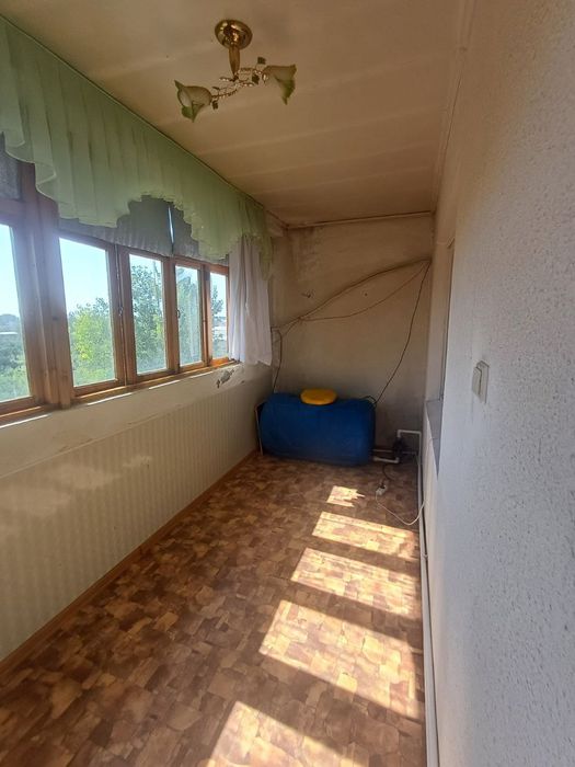 Гулистон шахарда 3 хонали уй сотилади. Уй 5 этажда.  5микр да .